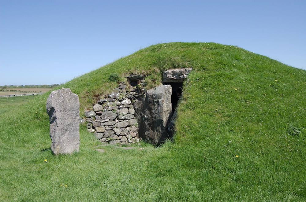 Photo of the Bryn Celli Ddu burial chamber
