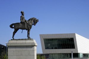 Photograph of the monument to Edward VII outside the Museum of Liverpool